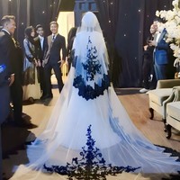 Dilihat dari belakang, gaun mahakarya Ivan Gunawan itu juga tetap terlihat caantik dengan desain simpel namun elegan. Dalam keterangan unggahannya Ivan menulis dalam bahasa Inggris yang artinya, ”Membuat gaun pengantin mahakarya abadi dalam warna hitam dan putih untuk @adiba.knza yang menangkap esensi dari kepribadian cantiknya. Semoga gaun ini melambangkan keharmonisan perjalanannya, dan semoga pernikahannya menjadi permadani kebahagiaan selamanya.” Foto: Instagram/@ivan_gunawan