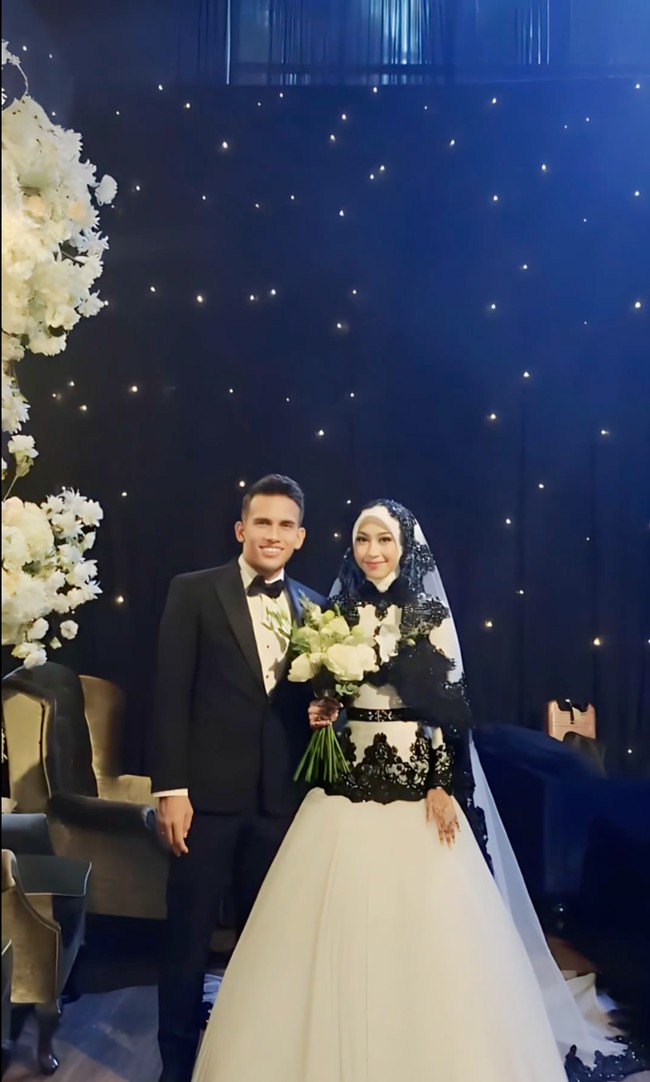 Adiba Khanza dan Egy Maulana telah resmi menikah pada 10 Desember 2023 di Hallf Pati Unus, Kebayoran Baru, Jakarta Selatan. Di resepsinya Egy dan Adiba tampil kompak mengenakan busana pengantin berwarna putih dan hitam. Foto: Instagram/@ivan_gunawan