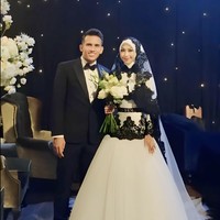 Adiba Khanza dan Egy Maulana telah resmi menikah pada 10 Desember 2023 di Hallf Pati Unus, Kebayoran Baru, Jakarta Selatan. Di resepsinya Egy dan Adiba tampil kompak mengenakan busana pengantin berwarna putih dan hitam. Foto: Instagram/@ivan_gunawan