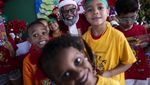 Aksi Black Santa Hibur Anak-anak di Brasil