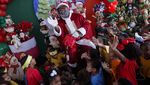 Aksi Black Santa Hibur Anak-anak di Brasil