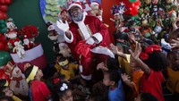 Namun beberapa tahun terakhir anak-anak di Favela, Rio de Janeiro diperkenalkan Black Santas untuk lebih mencerminkan realitas budaya mereka.  