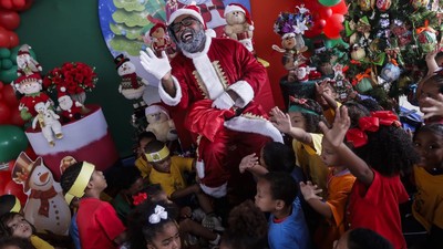 Aksi Black Santa Hibur Anak-anak di Brasil