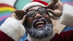 Aksi Black Santa Hibur Anak-anak di Brasil