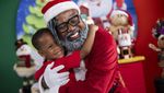 Aksi Black Santa Hibur Anak-anak di Brasil