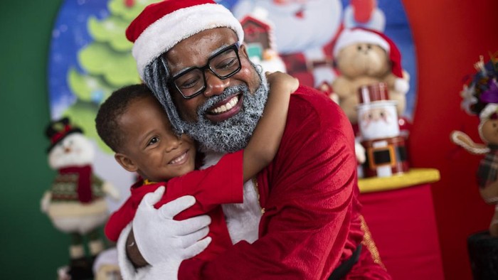Aksi 'Black Santa' Hibur Anak-anak di Brasil Actor Rodrigo Franca plays the part of