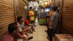 Antusias Pedagang Pasar Kebayoran Lama Nonton Debat Perdana Pilpres 2024