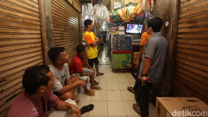 Antusias Pedagang Pasar Kebayoran Lama Nonton Debat Perdana Pilpres 2024 Sejumlah pedagang Pasar Kebayoran Lama menyaksikan debat Capres yang diselenggarakan KPU melalui saluran televisi, Jakarta, Selasa (12/12/2023). KPU menyelenggarakan debat pertama dengan tema βHukum, HAM, Pemerintahan, Pemberantasan Korupsi, dan Penguatan Demokrasi'.