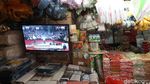 Antusias Pedagang Pasar Kebayoran Lama Nonton Debat Perdana Pilpres 2024