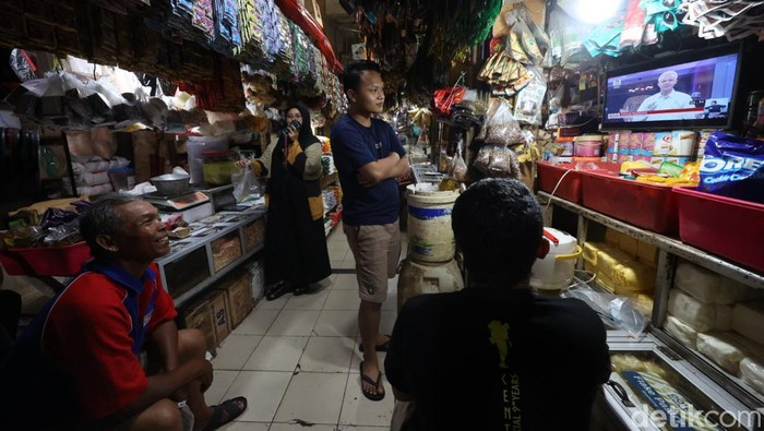 Antusias Pedagang Pasar Kebayoran Lama Nonton Debat Perdana Pilpres 2024 Sejumlah pedagang Pasar Kebayoran Lama menyaksikan debat Capres yang diselenggarakan KPU melalui saluran televisi, Jakarta, Selasa (12/12/2023). KPU menyelenggarakan debat pertama dengan tema βHukum, HAM, Pemerintahan, Pemberantasan Korupsi, dan Penguatan Demokrasi'.