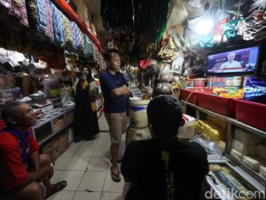 Antusias Pedagang Pasar Kebayoran Lama Nonton Debat Perdana Pilpres 2024