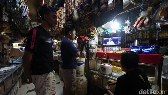 Antusias Pedagang Pasar Kebayoran Lama Nonton Debat Perdana Pilpres 2024 Sejumlah pedagang Pasar Kebayoran Lama menyaksikan debat Capres yang diselenggarakan KPU melalui saluran televisi, Jakarta, Selasa (12/12/2023). KPU menyelenggarakan debat pertama dengan tema βHukum, HAM, Pemerintahan, Pemberantasan Korupsi, dan Penguatan Demokrasi'.