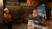 Kemudian, segmen kedua dan ketiga adalah pendalaman visi-misi dan program kerja. Segmen keempat dan kelima ialah tanya jawab, dan tanggapan antar pasangan calon.  