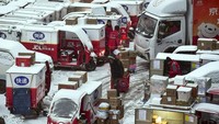 Tampak kesibukan gudang distribusi platform e-commerce JD.com yang diselimuti salju. (AP Photo/Fanjiashan)