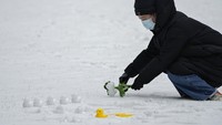 Rata-rata curah salju mencapai 5,8 mm sehingga menutup berbagai kawasan di kota Beijing. (AP Photo/Andy Wong)