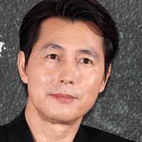 Aktor senior Jung Woo Sung tidak memenuhi persyaratan pendidikan untuk wajib militer. Bintang drama Korea Tell Me That You Love Me itu putus sekolah karena masalah finansial keluarganya. Foto: Instagram
