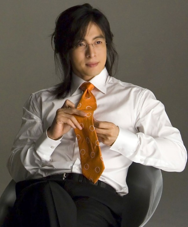 Bae Yong Joon, yang populer membintangi drama Korea Winter Sonata kini aktif sebagai Chairman dari KeyEast Entertainment. Dia tidak memenuhi syarat wajib militer karena masalah penglihatan dan dibebaskan dari wajib militer. Foto: Instagram