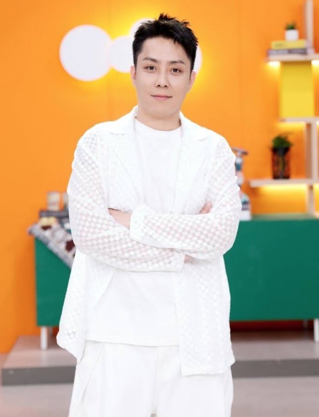 Rapper grup KPop SECHSKIES, Eun Ji Won menghabiskan masa remajanya di Hawaii. Pendidikannya tidak diakui saat kembali ke Korea Selatan. Pemain drama Korea Reply 1997 itu mendapat pengecualian wajib militer karena tidak memenuhi persyaratan pendidikan. Foto: Instagram