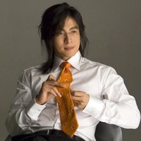 Bae Yong Joon, yang populer membintangi drama Korea Winter Sonata kini aktif sebagai Chairman dari KeyEast Entertainment. Dia tidak memenuhi syarat wajib militer karena masalah penglihatan dan dibebaskan dari wajib militer. Foto: Instagram