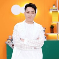 Rapper grup KPop SECHSKIES, Eun Ji Won menghabiskan masa remajanya di Hawaii. Pendidikannya tidak diakui saat kembali ke Korea Selatan. Pemain drama Korea Reply 1997 itu mendapat pengecualian wajib militer karena tidak memenuhi persyaratan pendidikan. Foto: Instagram
