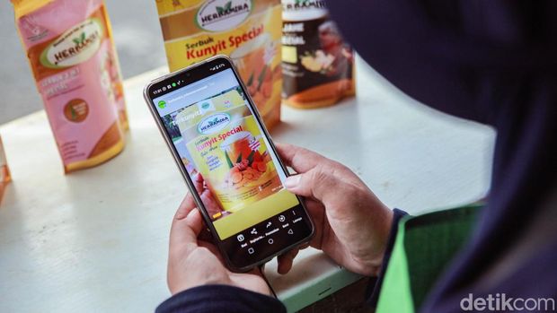 Seuprit perjuangan jamu serbuk Herbamira mewujudkan tagline mereka dari Pangkep hingga mendunia. Salah satu upayanya melek teknologi dan ikut pelatihan Digital Entrepreneurship Academy (DEA).