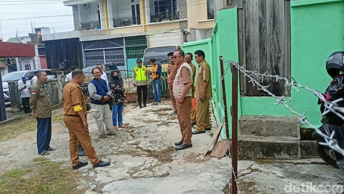 Asisten II Setda Palembang, Ahmad Zulinto bersama Camat,Polri dan TNI mendatangi lokasi polemik penutupan akses jalan