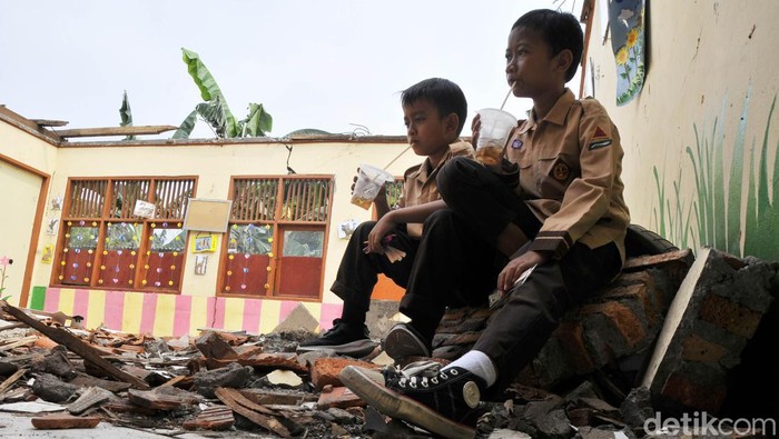 Atap dua ruang kelas SDN Setiamekar 03 roboh Seorang murid SDN Setiamekar 03 mengamati atap ruang kelas yang roboh di Tambun, Kabupaten Bekasi, Jawa Barat, Selasa (12/12/2023). Menurut pihak sekolah atap dua ruang kelas tersebut roboh pada Jumat (8/12) dan untuk sementara siswa belajar secara bergantian di tiga ruang kelas tersisa dengan dibatasi waktu selama 3 jam. ANTARA FOTO/ Fakhri Hermansyah/rwa.