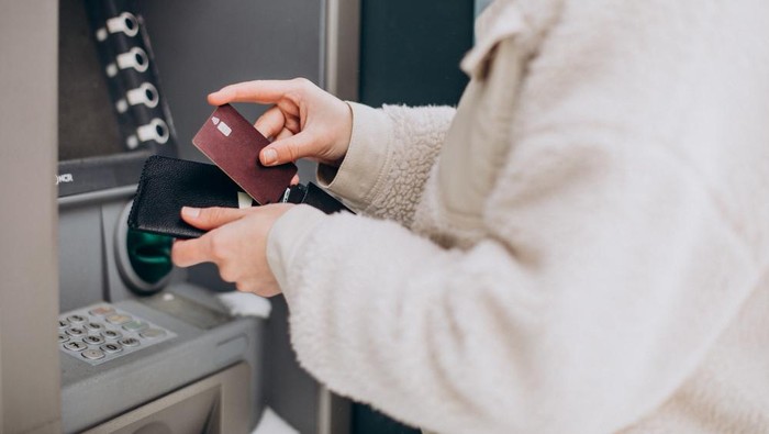 Penarikan uang di ATM bank.