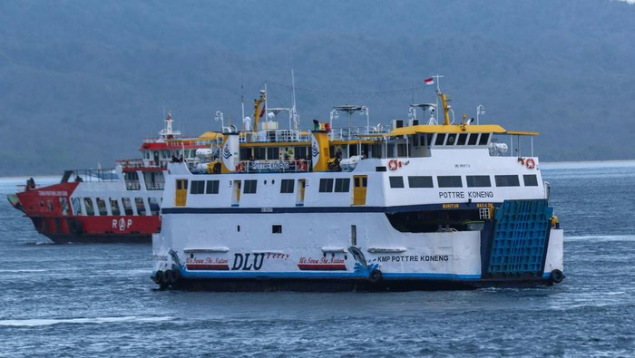 Kapal penyeberangan berlayar melintasi selat Bali terlihat dari Palabuhan Ketapang Banyuwangi, Jawa Timur, Selasa (12/12/2023). PT ASDP Indonesia Ferry di Pelabuhan ketapang menerapkan radius pembatasan aksesibilitas pembelian tiket secara daring dengan radius sisi terluar sekitar 2,56 kilometer sebagai upaya memastikan keakuratan manifest, memecah kepadatan di Pelabuhan dan mengurangi sampah yang disebabkan antrean penumpang. ANTARA FOTO/Budi Candra Setya/nz