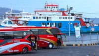Dua bus antre memasuki kapal di Palabuhan Ketapang Banyuwangi, Jawa Timur, Selasa (12/12/2023).