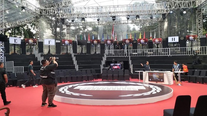 Komisi Pemilihan Umum (KPU) RI akan menggelar debat perdana capres, Selasa (12/12/2023) malam. Begini persiapan dan suasana terkini panggung debat.