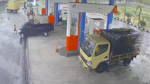 Tangkapan layar seorang anak sebelum terlindas mobil di SPBU Pulukan, Jembrana, Bali, Selasa (5/12/2023).