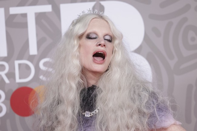 Seperti penampilannya di pemotretan Zara, Kristen McMenamy memiliki karakter gaya yang unik. Tak hanya di catwalk, tapi juga di karpet merah. Inilah penampilannya saat menghadiri Brit Awards 2023 pada Februari lalu. (Foto: Vianney Le Caer/Invision/AP)