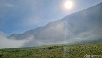 detikcom berkunjung ke kawasan Taman Nasional Bromo Tengger Semeru (TNBTS) pada Kamis (7/12/2023). Beruntung cuaca saat itu begitu bersahabat dengan cuaca yang cerah tak mendung, serta terdapat hamparan awan menyelimuti di atas savana yang membuat kawasan ini semakin nampak indah.