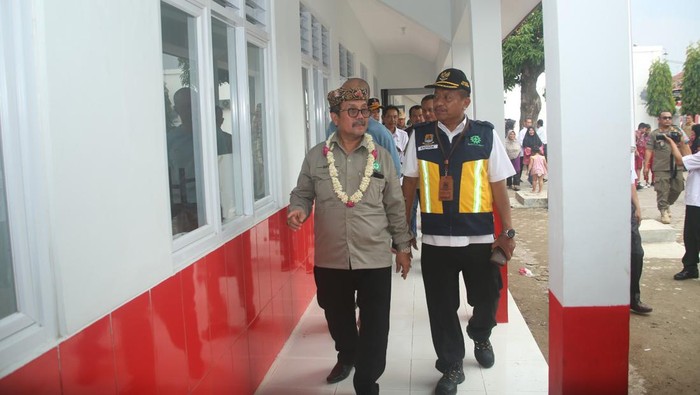 Bupati Cirebon Imron Rosyadi saat meninjau salah satu sekolah yang telah diperbaiki.