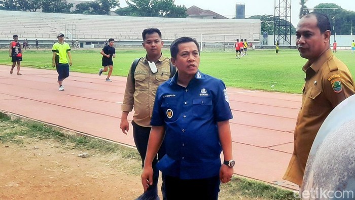 Bupati Karawang Aep Syaepuloh saat meninjau Stadion Singaperbangsa