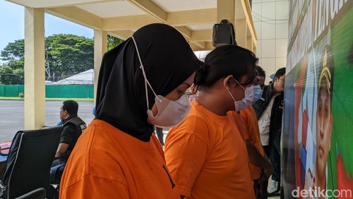 Caleg DPRD Lombok Tengah dari Partai Amanat Nasional (PAN) bernama Baiq Ika Supariyani saat konferensi pers di Mapolres  Lombok Tengah, Selasa (12/12/2023). (Foto: Ahmad Viqi/detikBali)