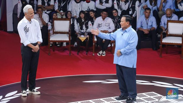 Calon Presiden (Capres) Prabowo Subianto, dan Ganjar Pranowo saat debat Capres 2024 di Kantor KPU RI, Jakarta, Selasa (12/12/2023). (CNBC Indonesia/Faisal Rahman)