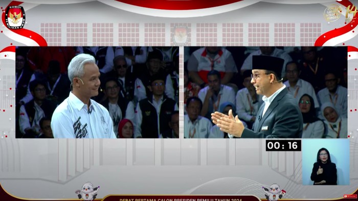 Capres nomor 1, Anies Baswedan, menjawab pertanyaan capres nomor 3, Ganjar Pranowo, soal apakah menentang pemindahan IKN. (YouTube KPU RI)