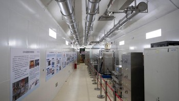 Para ilmuwan yakin laboratorium tersebut menyediakan ruang bersih bagi mereka untuk mengejar zat tak kasat mata yang dikenal sebagai dark matter atau materi gelap. Mereka mengatakan kedalaman ekstrem membantu menghalangi sebagian besar sinar kosmik yang mengganggu pengamatan. Foto: Xinhua News