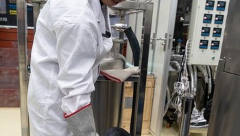 Yue Qian, seorang profesor di departemen teknik fisika Tsinghua University, mengatakan bahwa laboratorium tersebut hanya terkena fluks sinar kosmik yang sangat kecil, setara dengan seperseratus juta fluks yang ada di permukaan Bumi, sehingga menawarkan ruang yang sangat bersih bagi para ilmuwan untuk melakukan penelitian mencari materi gelap. Foto: Xinhua News