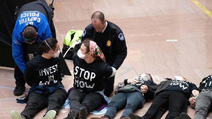 Demo Kantor Senat AS, Aktivis Serukan Gencatan Senjata di Gaza An activist sits in Calder's Mountains and Clouds sculpture while engaging in civil disobedience in the Hart Senate Office Building atrium, part of the U.S. Capitol complex, to call for a permanent ceasefire in Gaza and redirection of military aid for Israel, in Washington, U.S. December 11, 2023. REUTERS/Allison Bailey.
NO RESALES. NO ARCHIVES