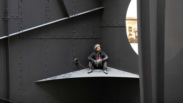 An activist sits in Calder's Mountains and Clouds sculpture while engaging in civil disobedience in the Hart Senate Office Building atrium, part of the U.S. Capitol complex, to call for a permanent ceasefire in Gaza and redirection of military aid for Israel, in Washington, U.S. December 11, 2023.   REUTERS/Allison Bailey. 
NO RESALES. NO ARCHIVES