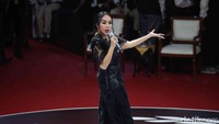 Suara merdu Dewi Gita mengalun merdu di markas KPU, Jakarta, Selasa (12/12/2023).