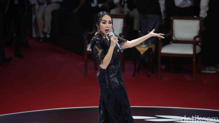 Dewi Gita-Putri Ariani Buka Debat Perdana Pilpres 2024 Dewi Gita-Putri Ariani Buka Debat Perdana Pilpres 2024