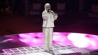 Penyanyi solo disabilitas sekaligus pemenang Indonesias Got talent 2014 tersebut tampil menawan mengenakan busana serba putih.