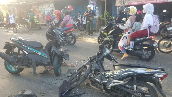 Dua motor rusak usai terlibat kecelakaan di Jalan Sidoluhur, Desa Cemani, Kecamatan Grogol, Kabuapten Sukoharjo, Selasa (12/12/2023).