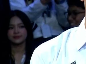 Eca Aura Nonton Debat Capres di Samping Alam Ganjar