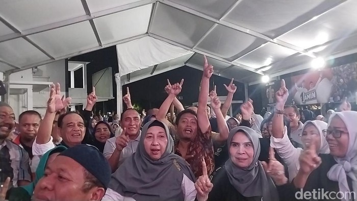 Edy Rahmayadi bersama pendukung AMIN usai nobar. (Foto: Finta Rahyuni/detikSumut).
