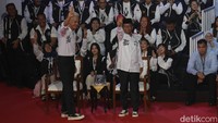 Menurut Ganjar, kontrol publik terhadap pelayanan yang dilakukan pemerintah perlu dijamin. Maka aplikasi berbasis teknologi komunikasi itu perlu dibikin.